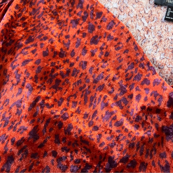 NEW Cheetah Print Velvet Crop Top - Picture 4 of 5